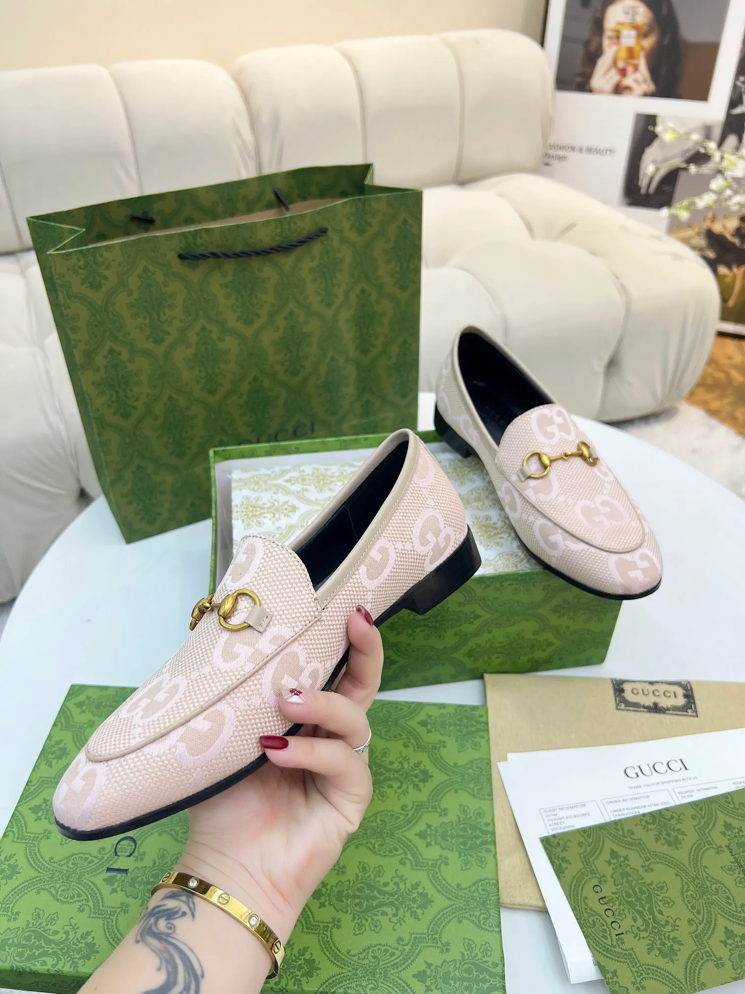 👟👟Ex-factory price 400👟👟 Genuine leather sole +50 Men +20 GUCCI's latest fabric, double G side, electric embroidered large double G, chasing fashion, special matching, worth owning, super comfortable on the feet, generous and decent. Heel height 2Cm. Multiple colors to choose from: sizes 35-42, the picture above is a big seller. Male 38-46